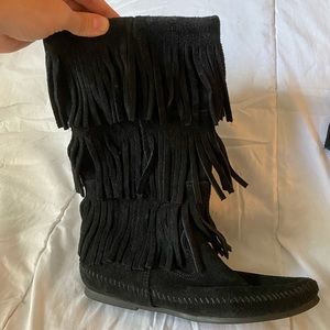 Minnetonka 3-Layer Fringe Boho Boots (Black)